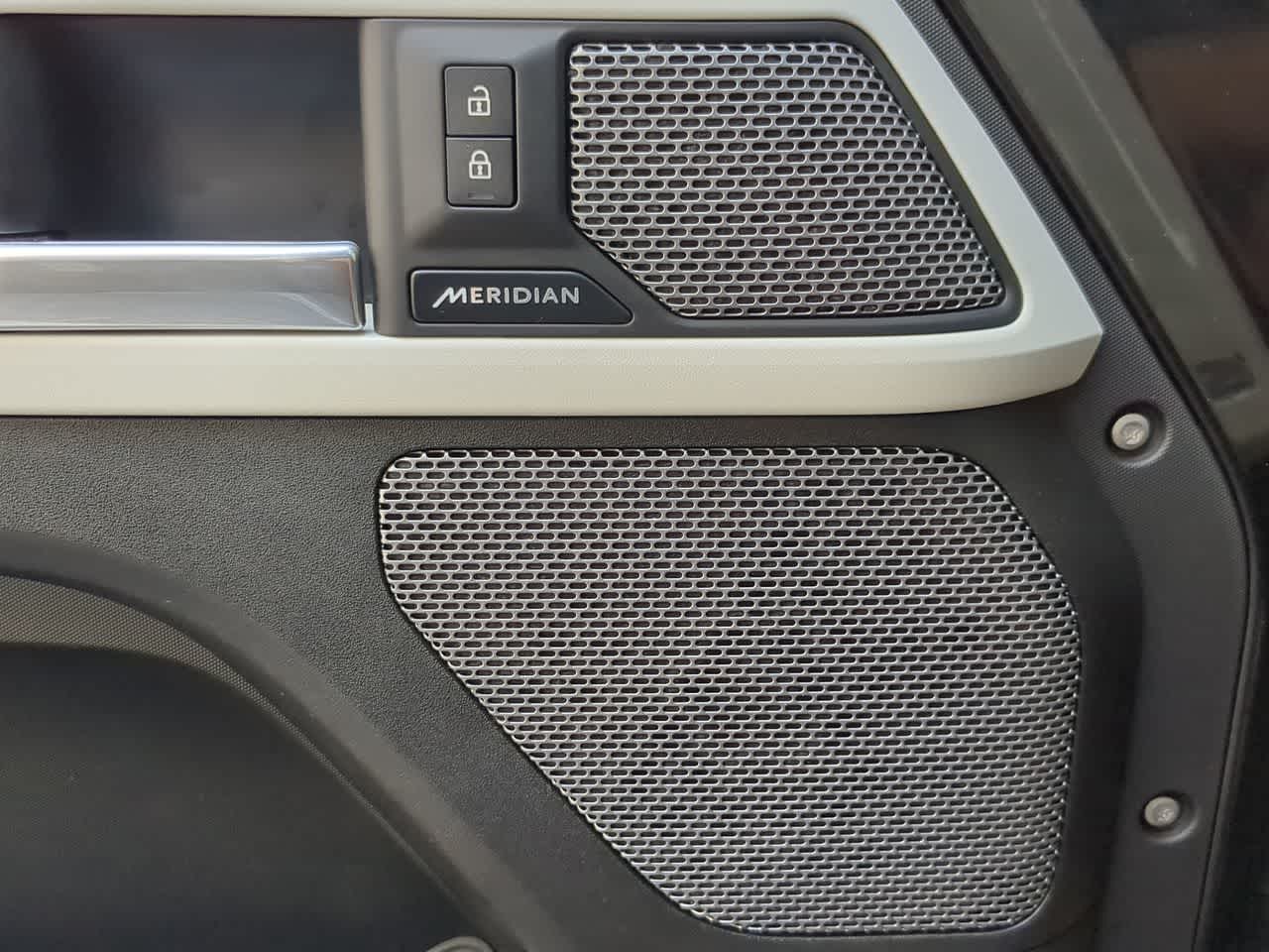 Thumbnail: 2023 Land Rover Defender - 32