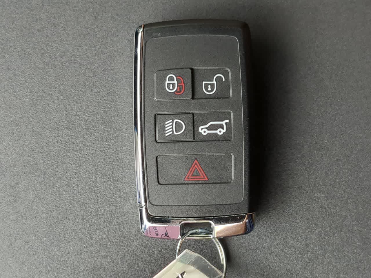 Thumbnail: 2025 Land Rover Discovery - 35