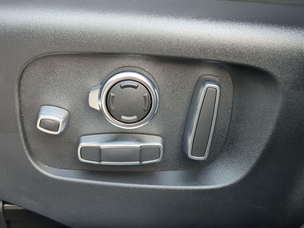 Thumbnail: 2026 Land Rover Range Rover Velar - 18