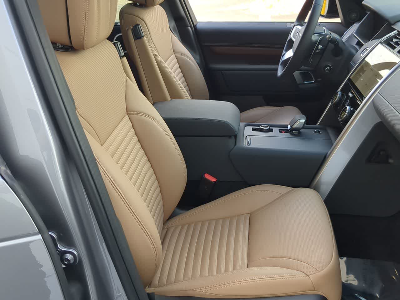 Thumbnail: 2025 Land Rover Discovery - 24