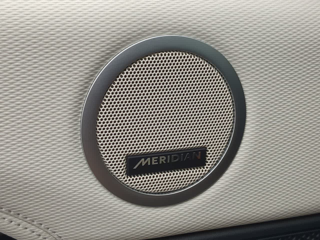 Thumbnail: 2023 Land Rover Discovery - 32