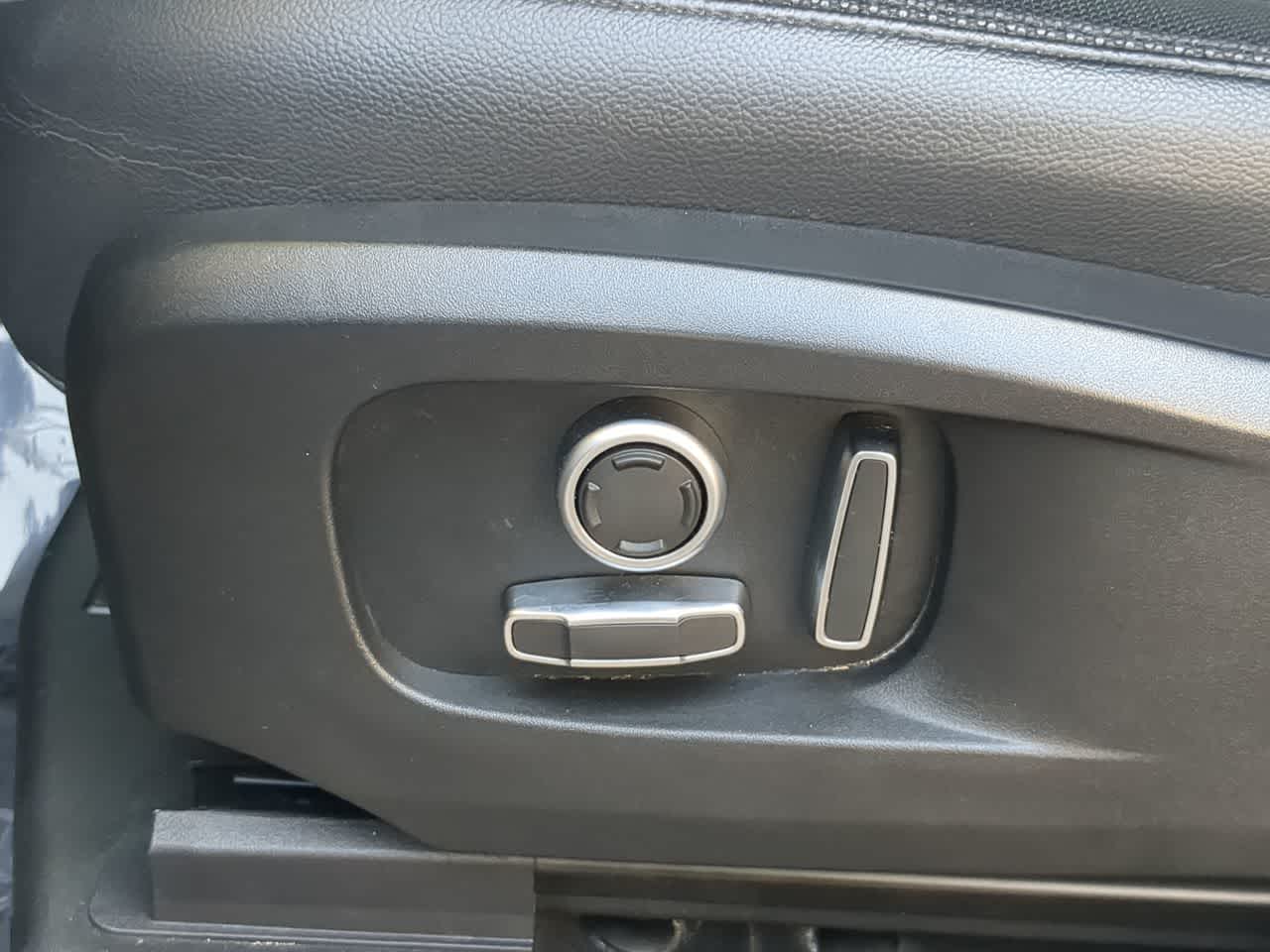 Thumbnail: 2024 Land Rover Defender - 15