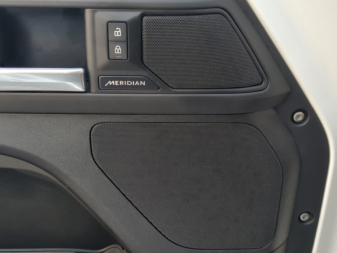 Thumbnail: 2025 Land Rover Defender - 32