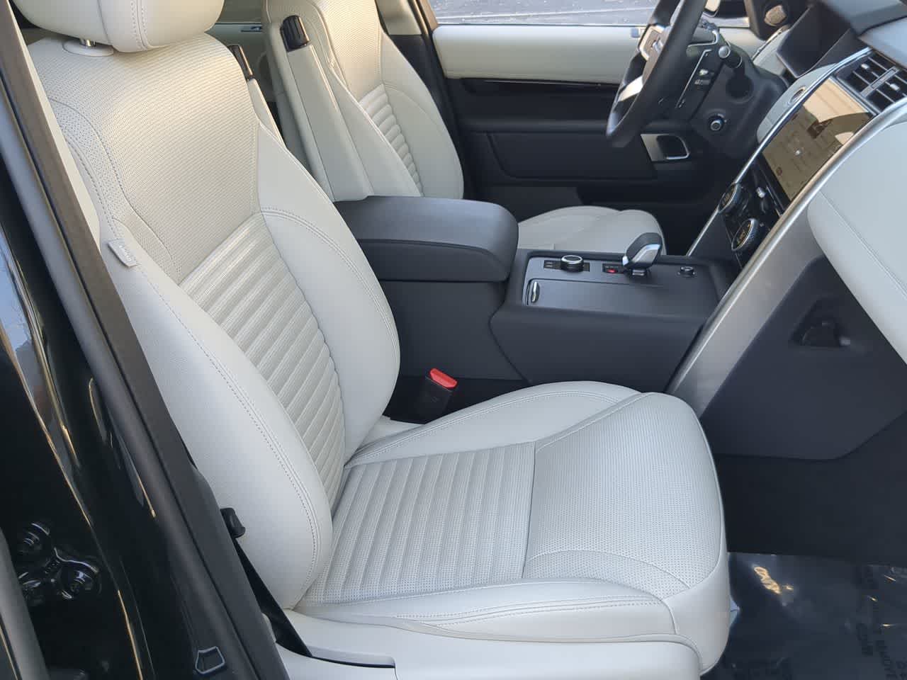 Thumbnail: 2025 Land Rover Discovery - 22