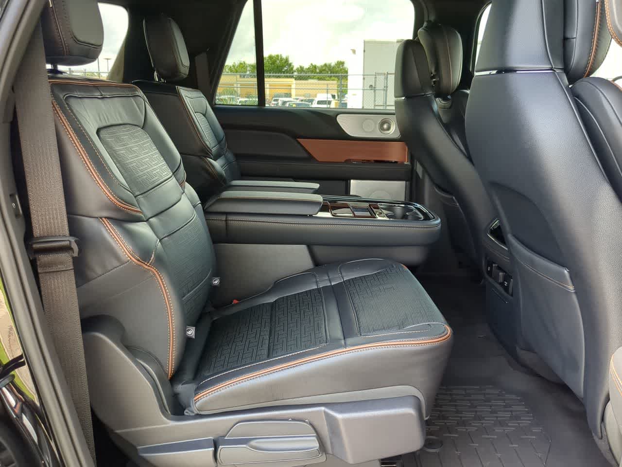 Thumbnail: 2024 Lincoln Navigator L - 21