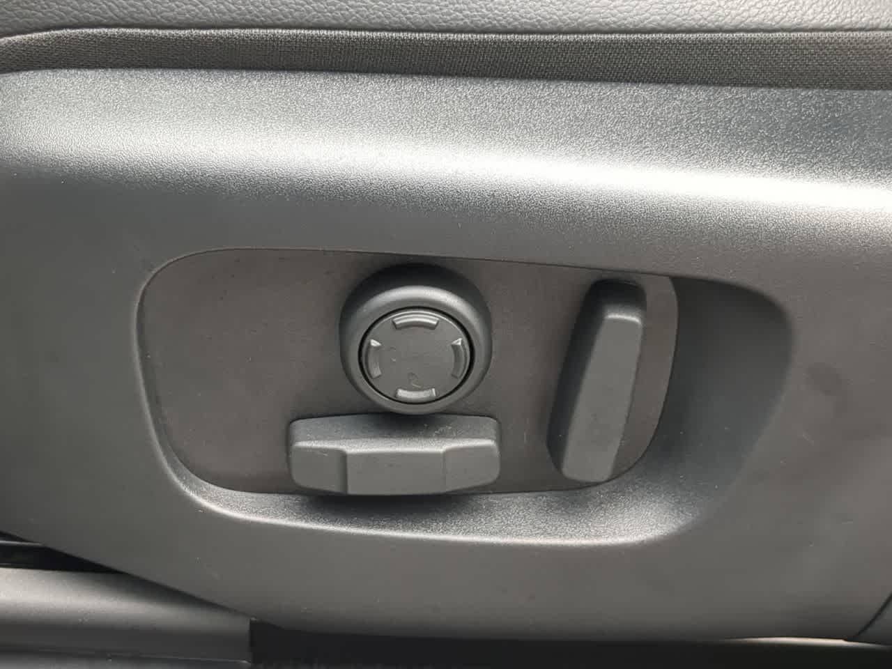 Thumbnail: 2025 Land Rover Range Rover Evoque - 18