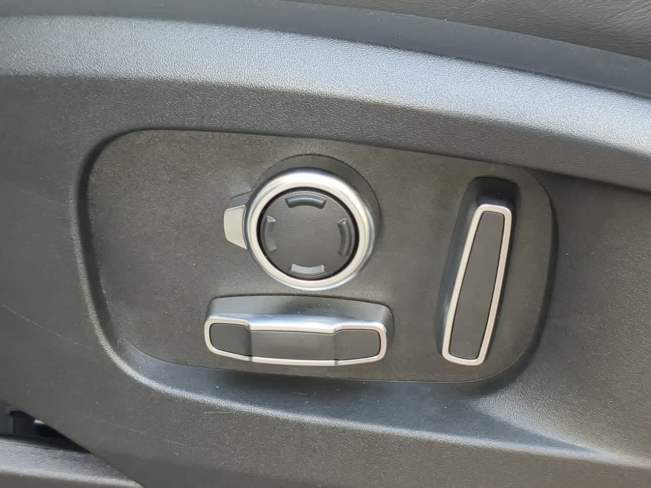 Thumbnail: 2024 Land Rover Defender - 18