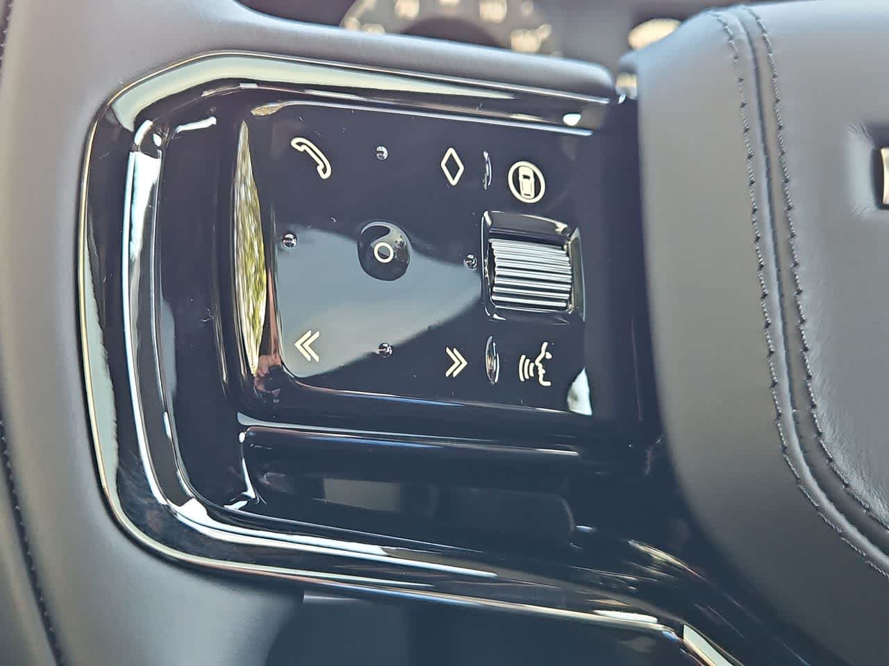 Thumbnail: 2026 Land Rover Range Rover Velar - 26