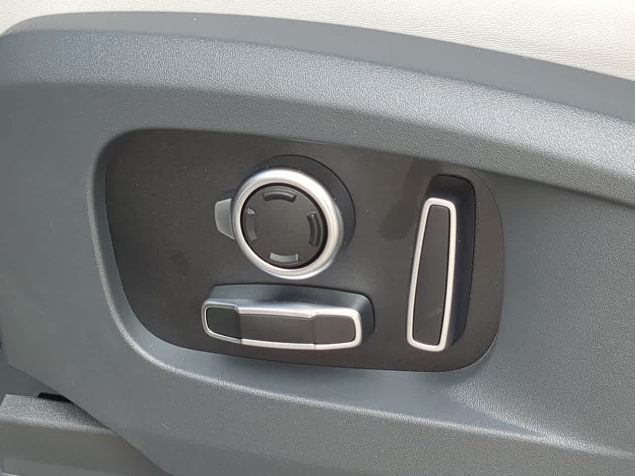 Thumbnail: 2026 Land Rover Defender - 17