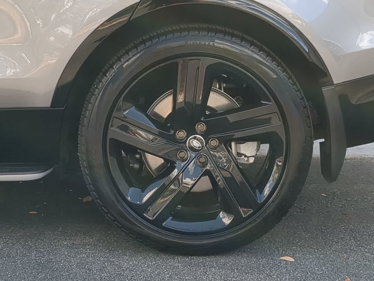 Thumbnail: 2025 Land Rover Discovery - 14