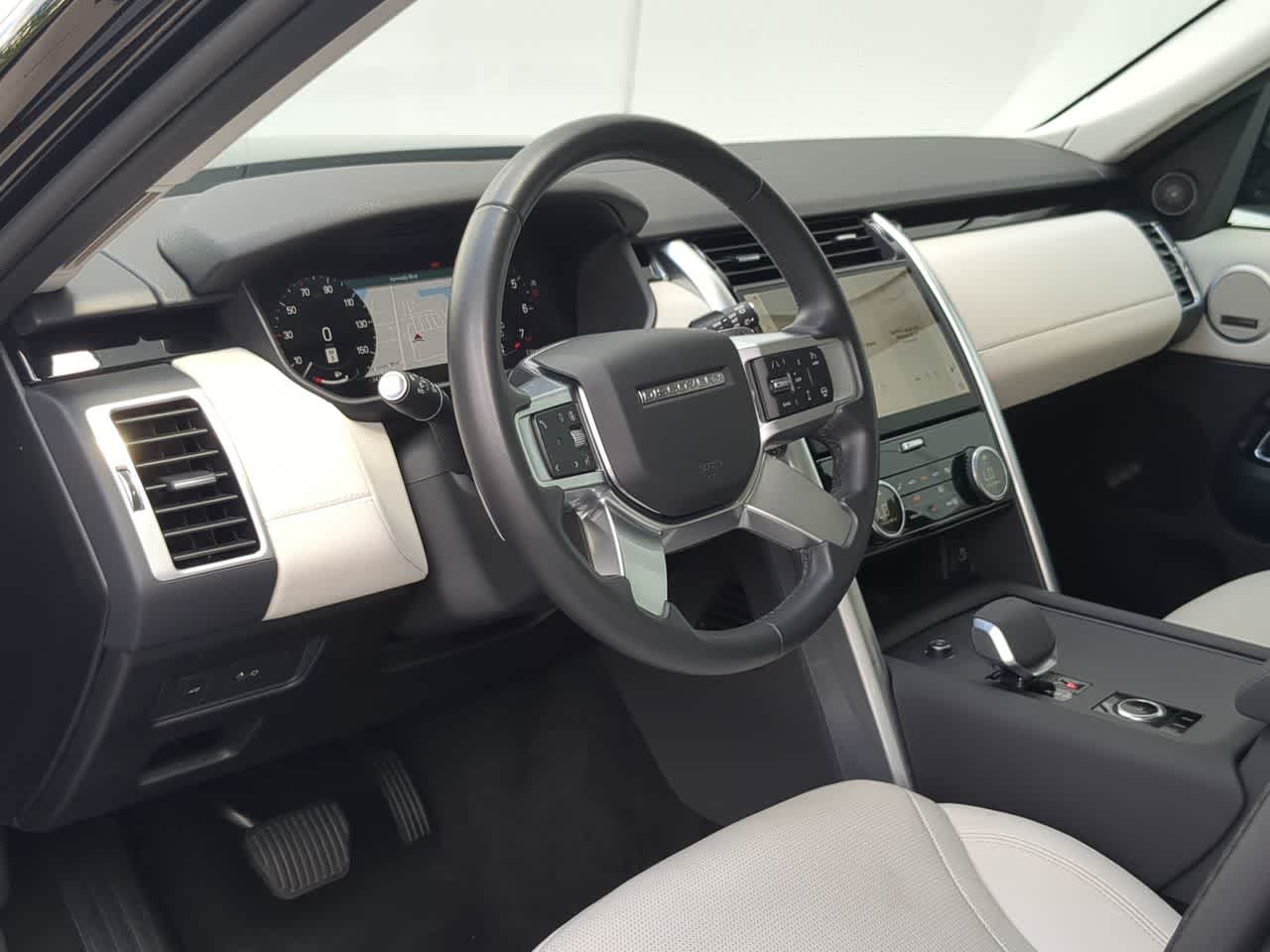 Thumbnail: 2025 Land Rover Discovery - 10