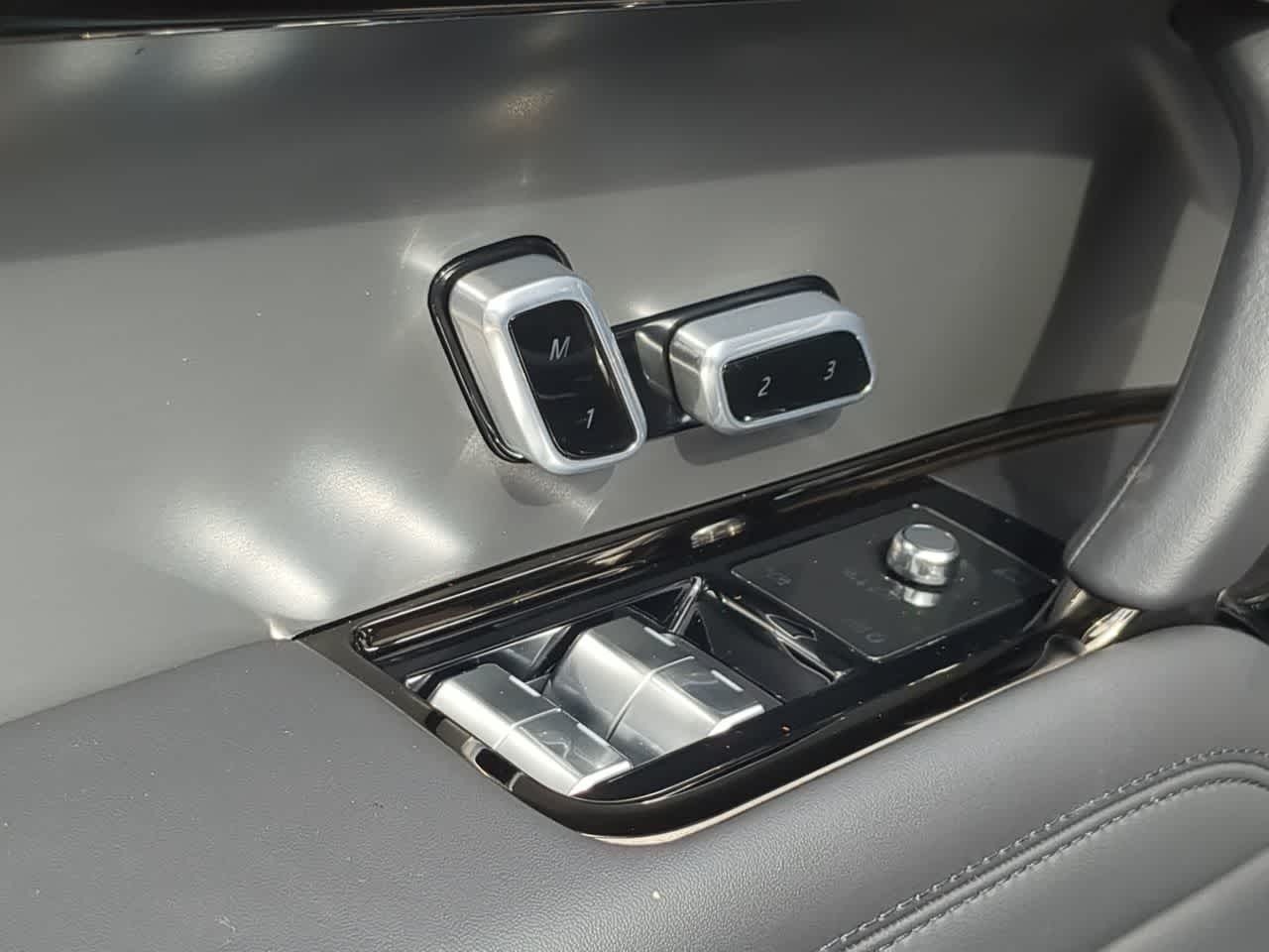 Thumbnail: 2025 Land Rover Range Rover Sport - 18