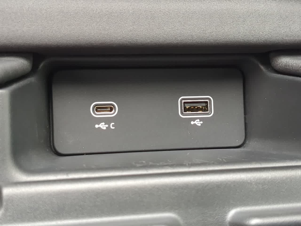 Thumbnail: 2023 Land Rover Discovery - 30