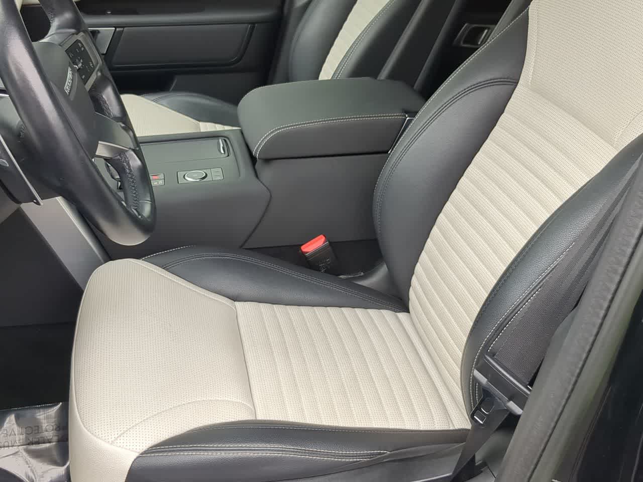 Thumbnail: 2023 Land Rover Discovery - 16