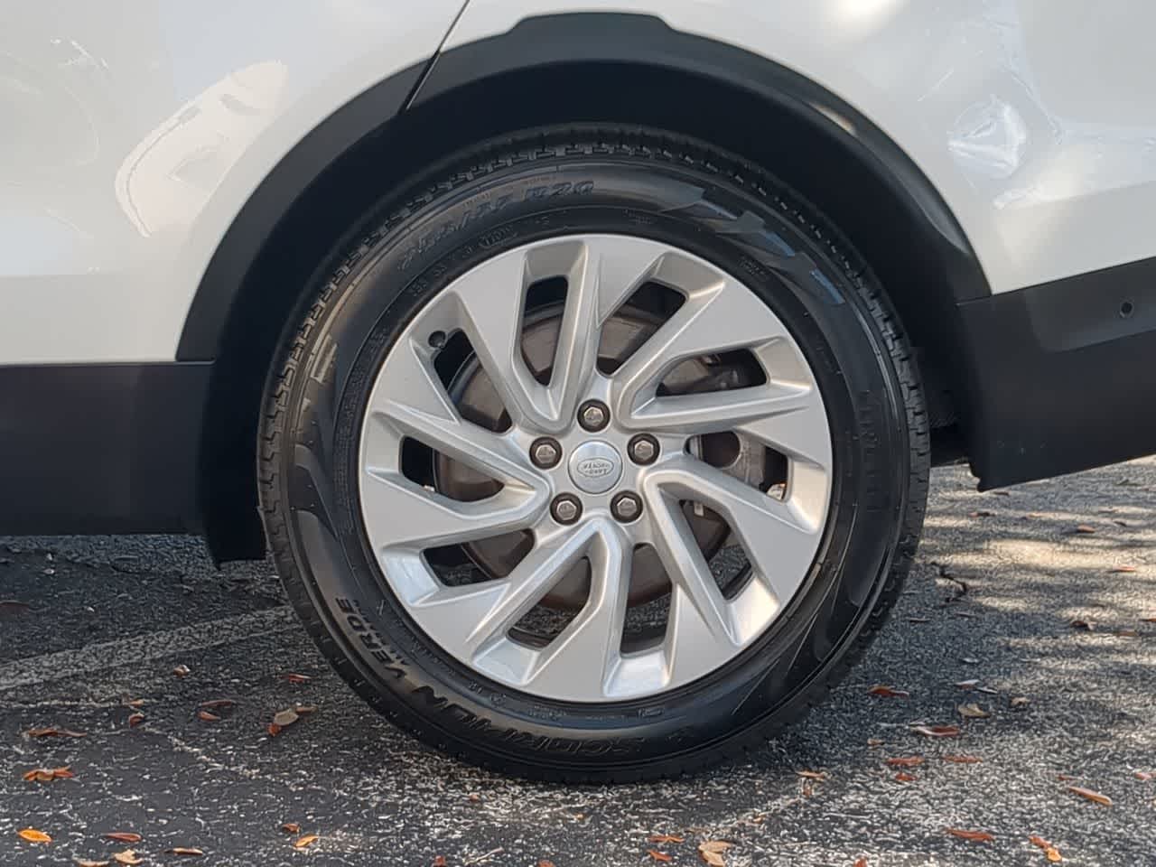 Thumbnail: 2025 Land Rover Discovery - 14