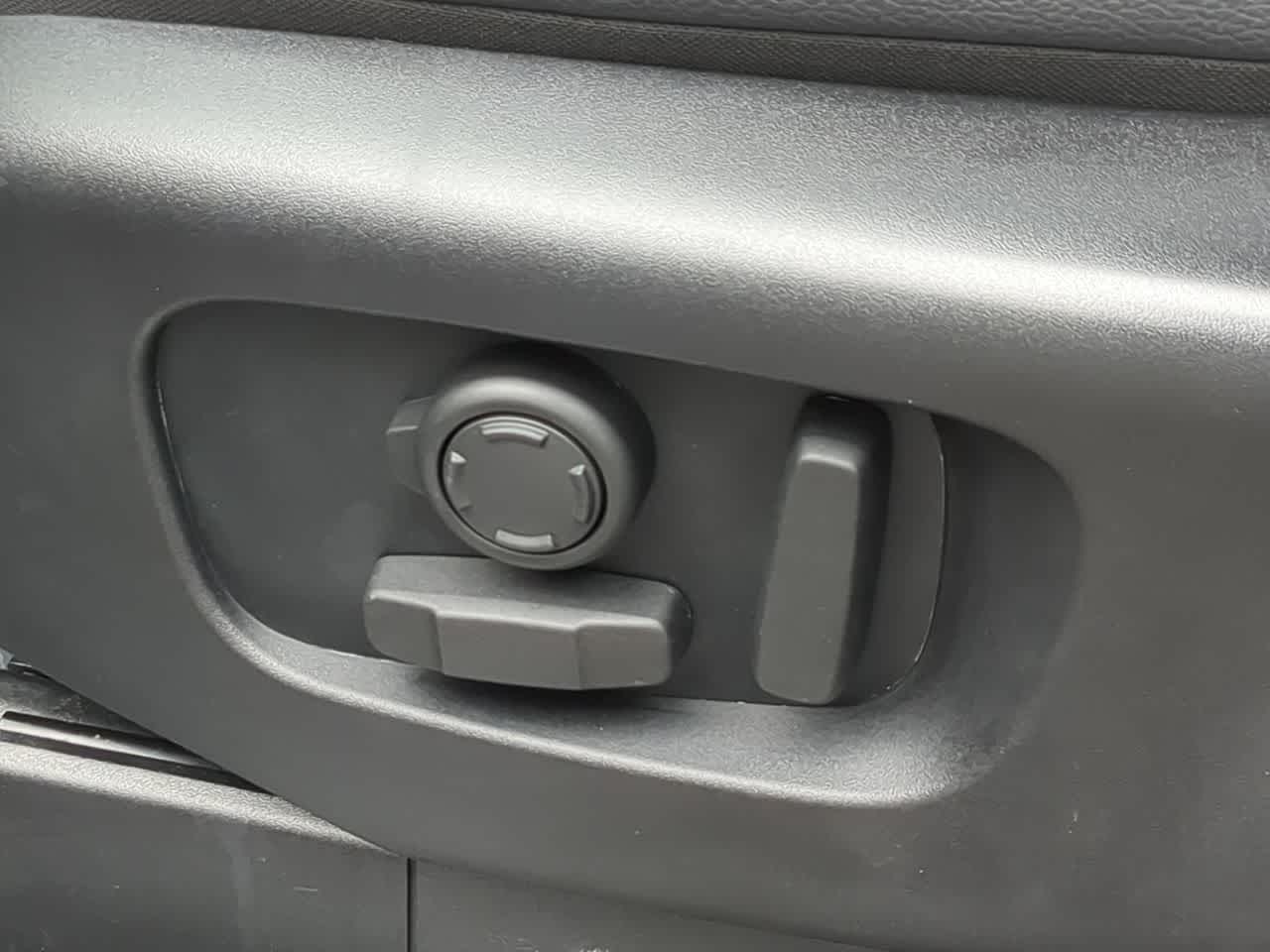 Thumbnail: 2023 Land Rover Discovery - 17