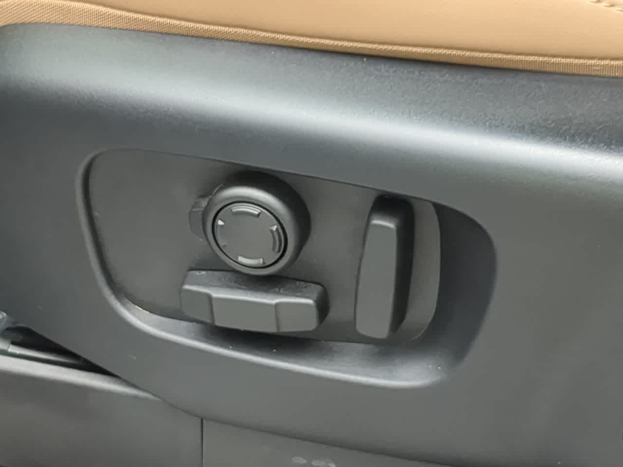 Thumbnail: 2025 Land Rover Discovery - 17