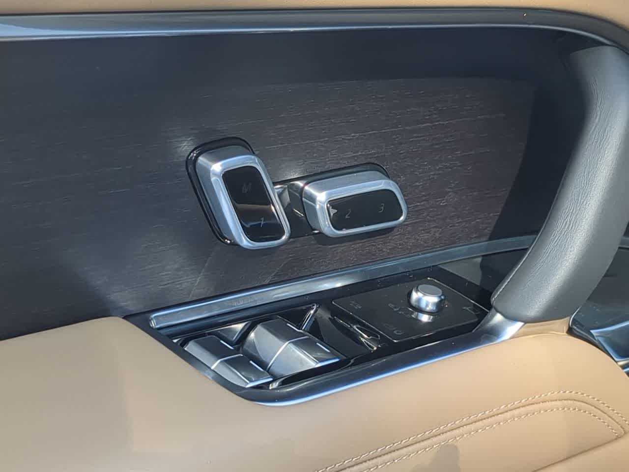 Thumbnail: 2025 Land Rover Range Rover - 17