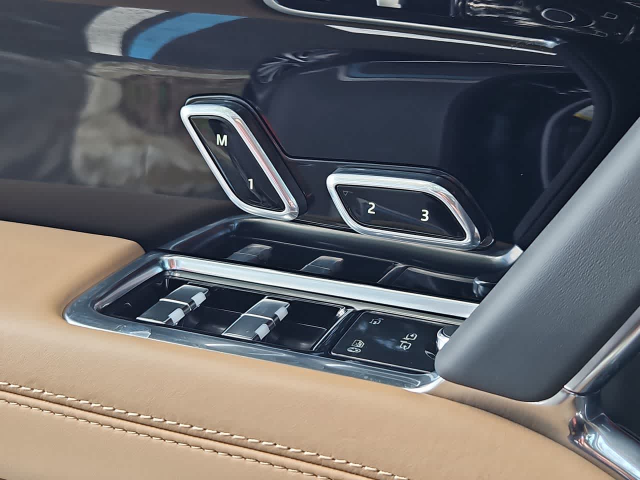 Thumbnail: 2025 Land Rover Range Rover - 18