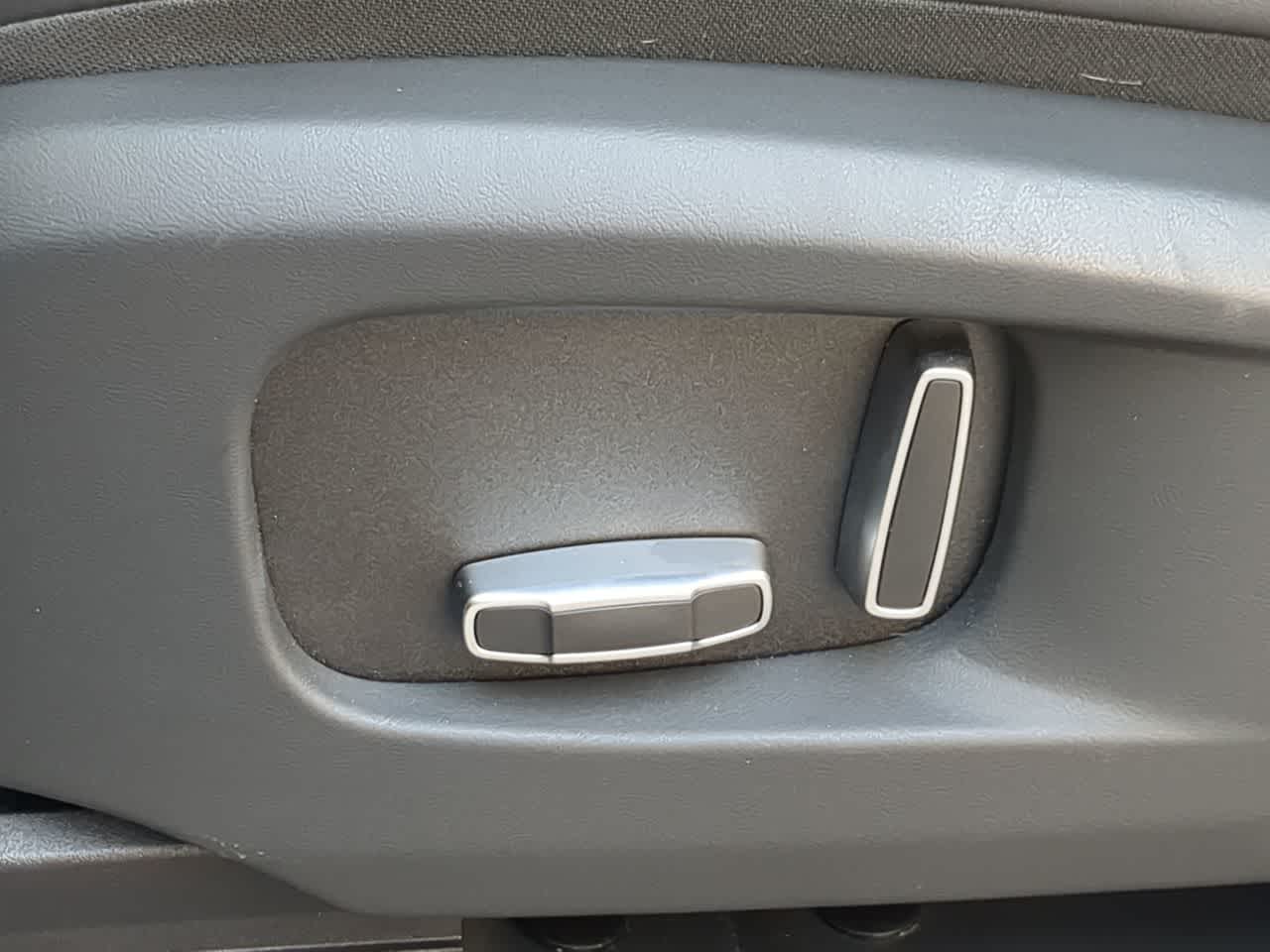 Thumbnail: 2025 Land Rover Defender - 18