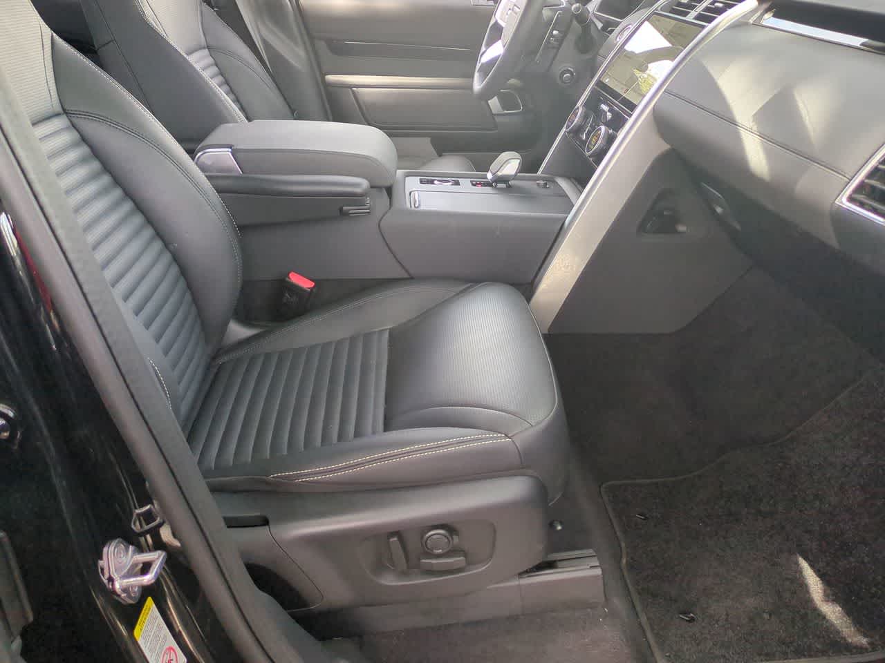 Thumbnail: 2025 Land Rover Discovery - 22