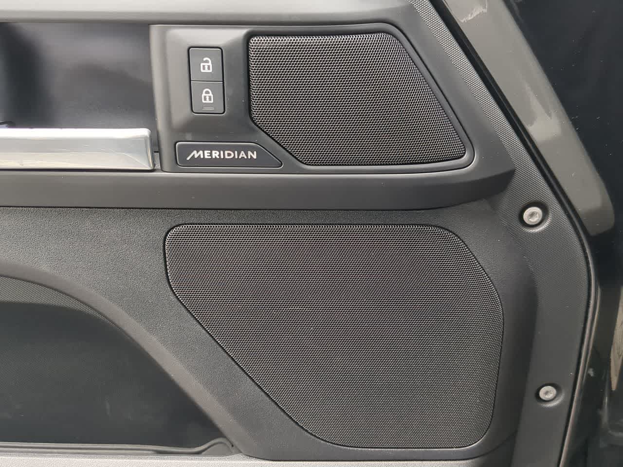 Thumbnail: 2025 Land Rover Defender - 32