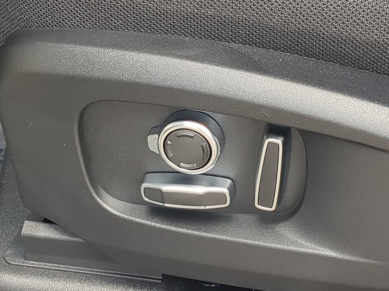 Thumbnail: 2026 Land Rover Defender - 18