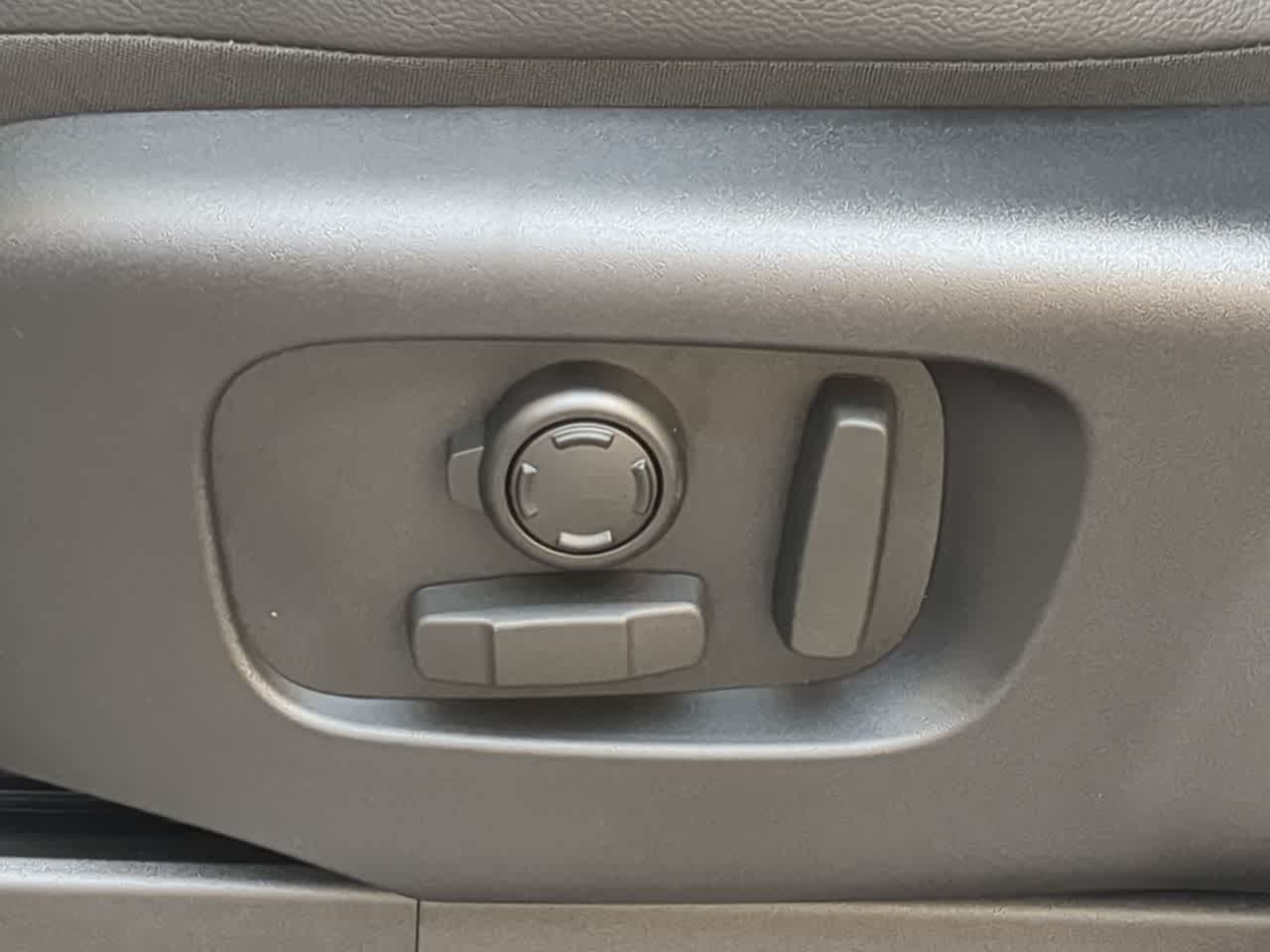 Thumbnail: 2026 Land Rover Discovery - 18