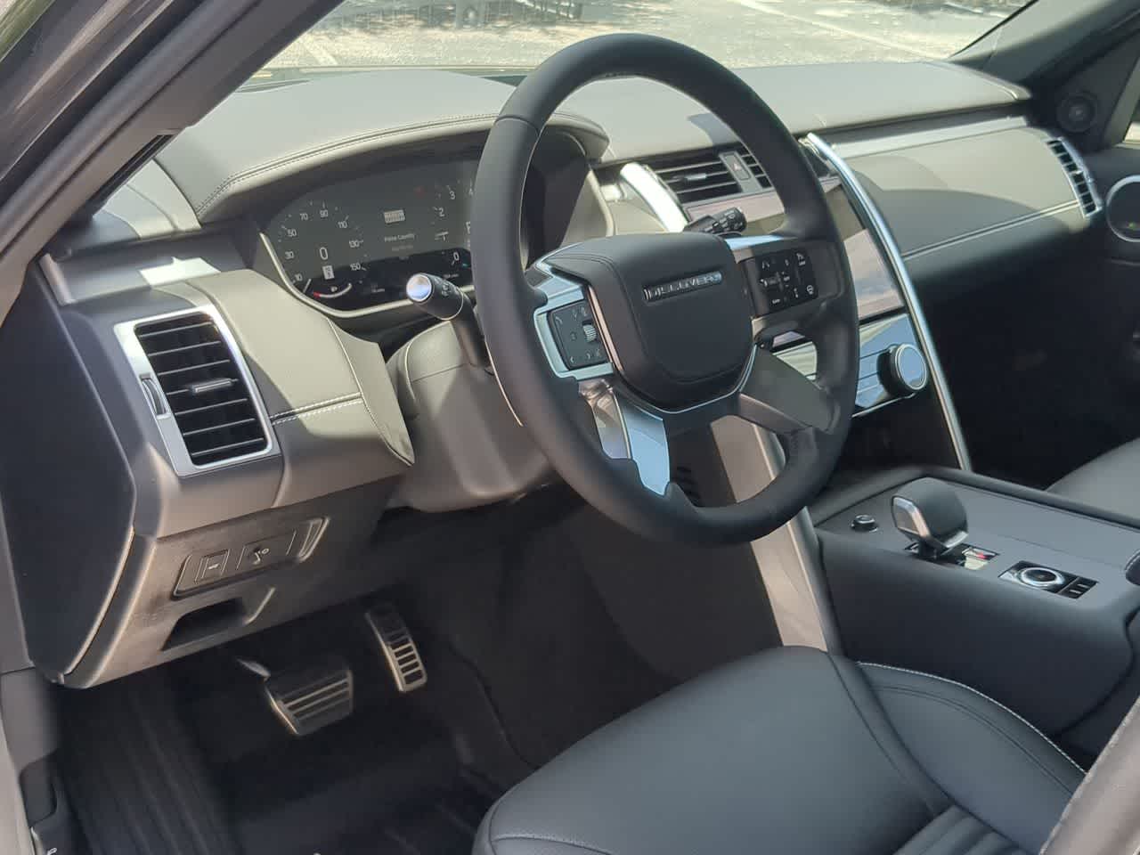 Thumbnail: 2026 Land Rover Discovery - 10