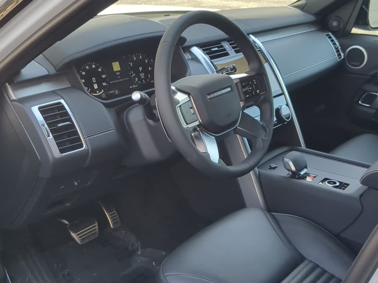 Thumbnail: 2026 Land Rover Discovery - 10