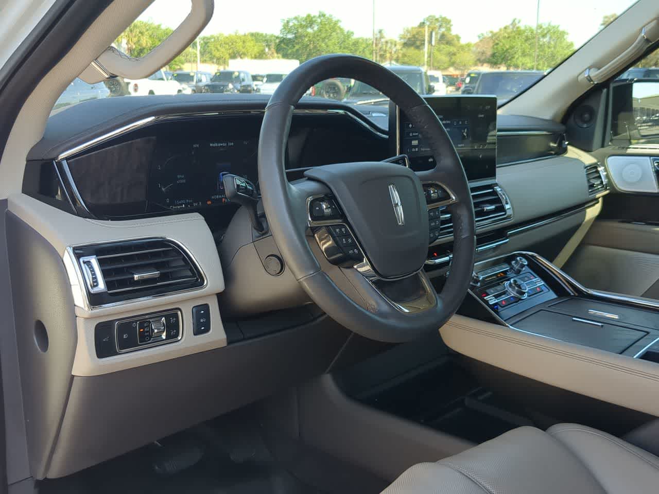 Thumbnail: 2024 Lincoln Navigator - 10