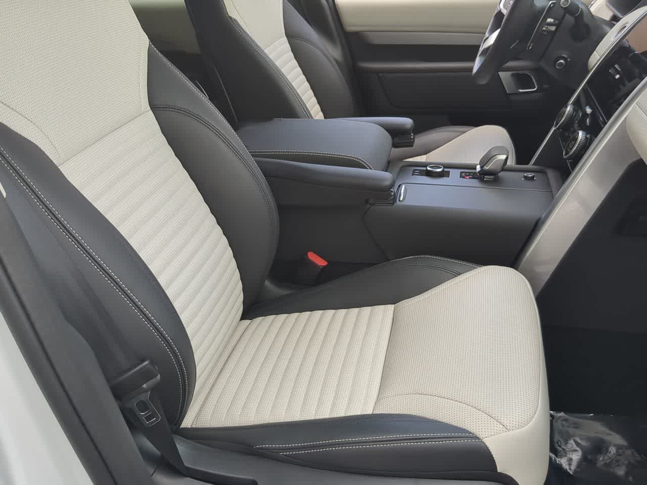 Thumbnail: 2025 Land Rover Discovery - 24