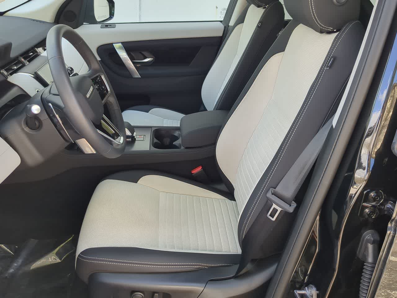 Thumbnail: 2025 Land Rover Discovery Sport - 17