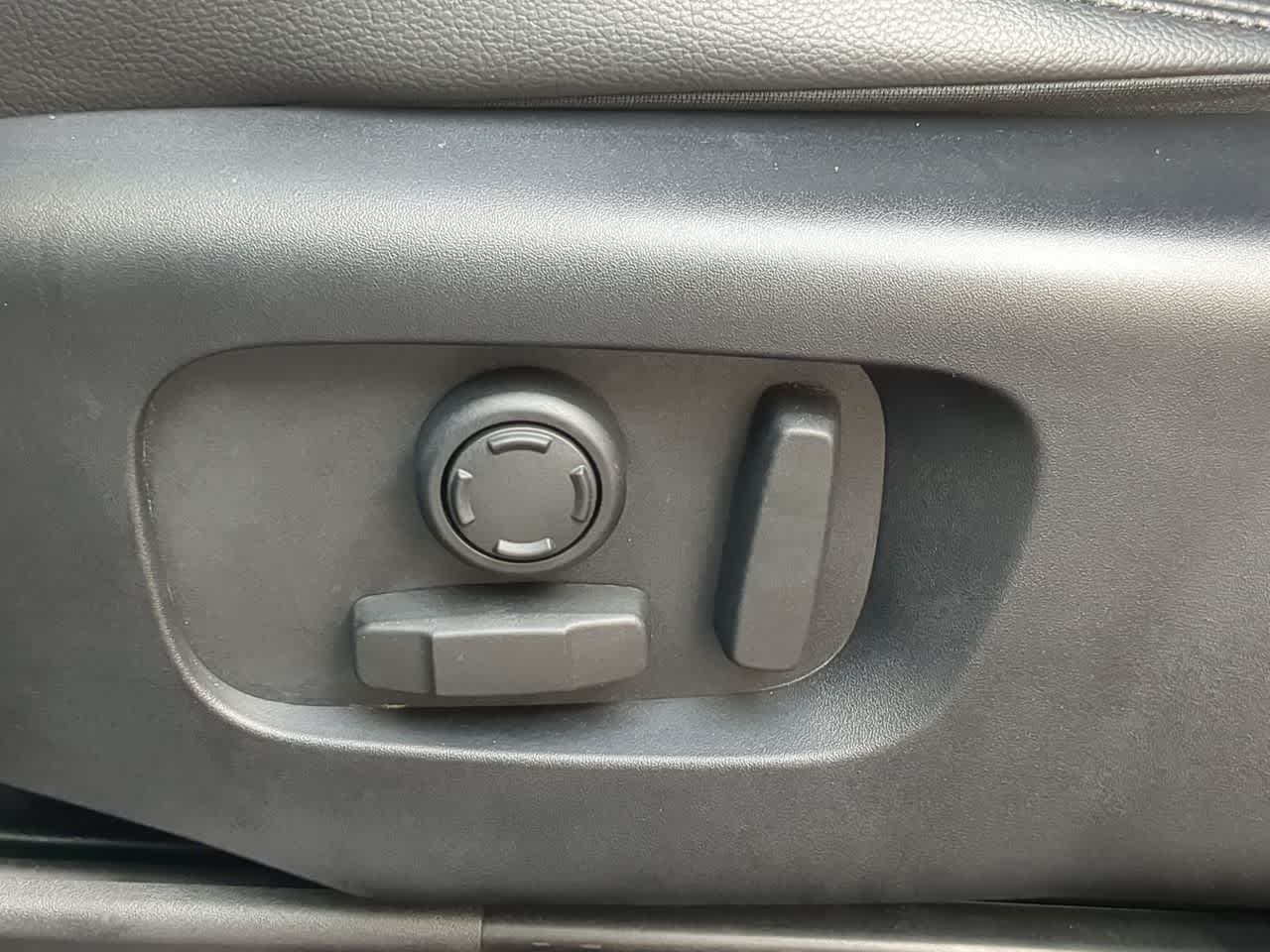 Thumbnail: 2025 Land Rover Range Rover Velar - 18