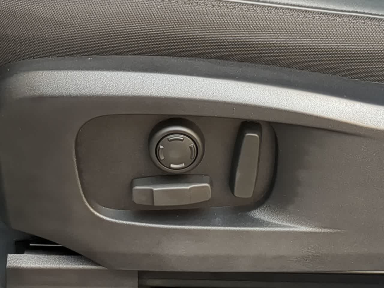 Thumbnail: 2025 Land Rover Defender - 17