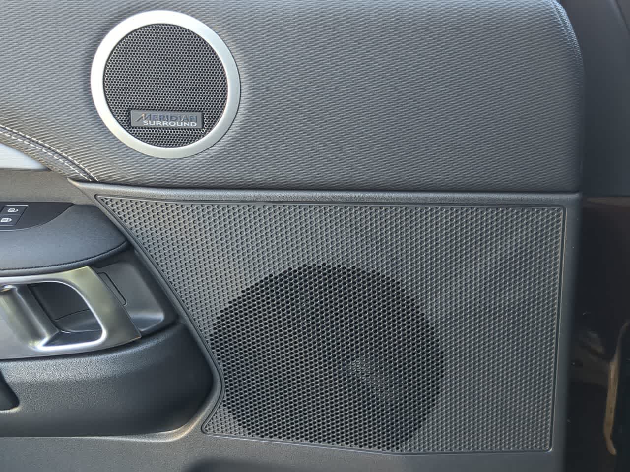 Thumbnail: 2026 Land Rover Discovery - 32