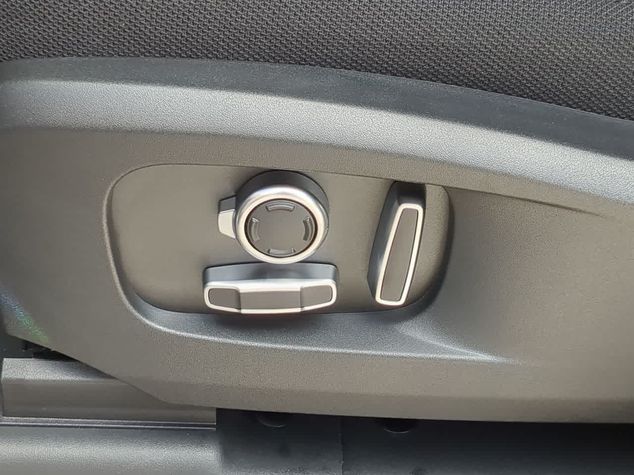 Thumbnail: 2025 Land Rover Defender - 18