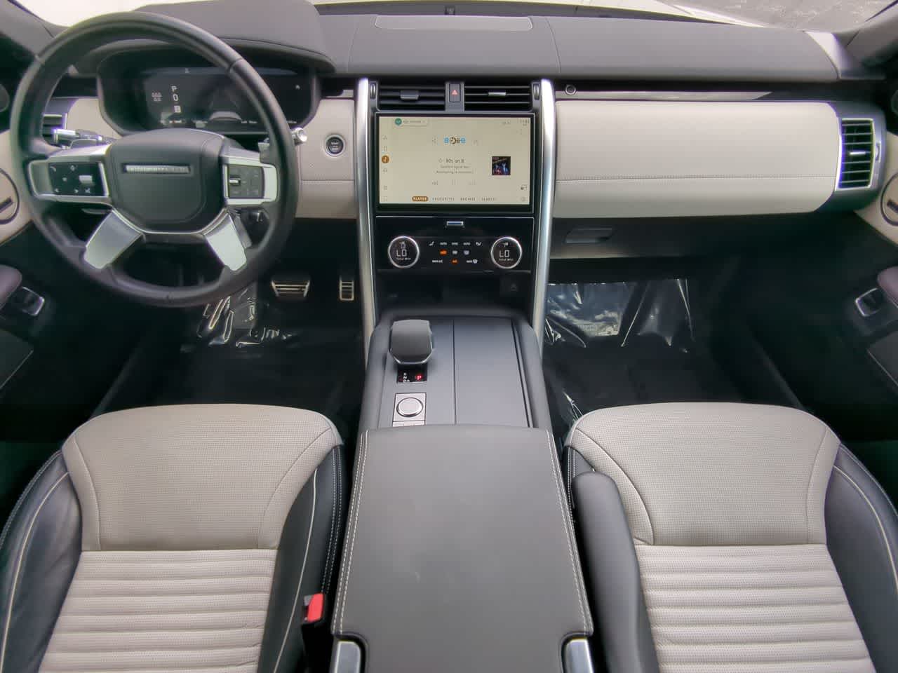 Thumbnail: 2022 Land Rover Discovery - 15