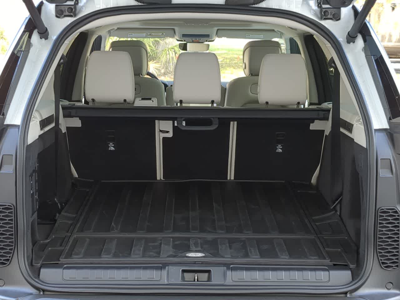 Thumbnail: 2025 Land Rover Discovery - 36