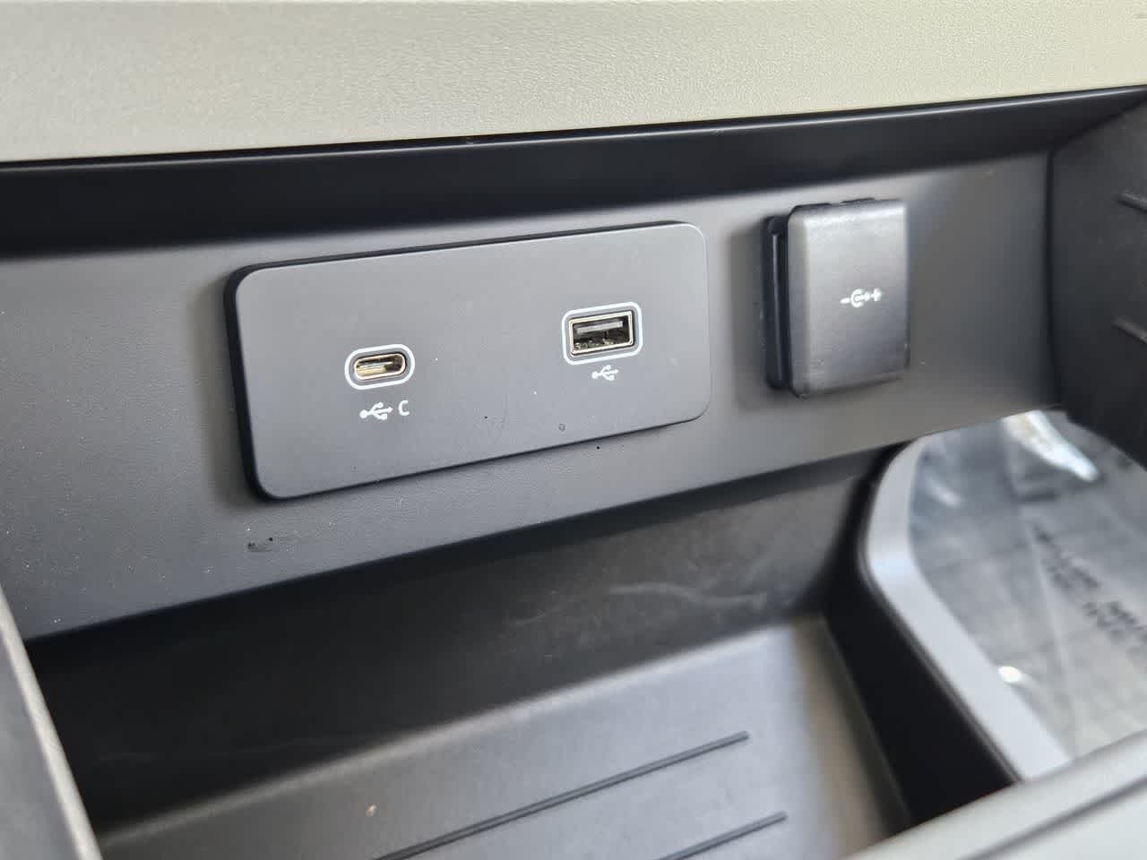 Thumbnail: 2023 Land Rover Defender - 34