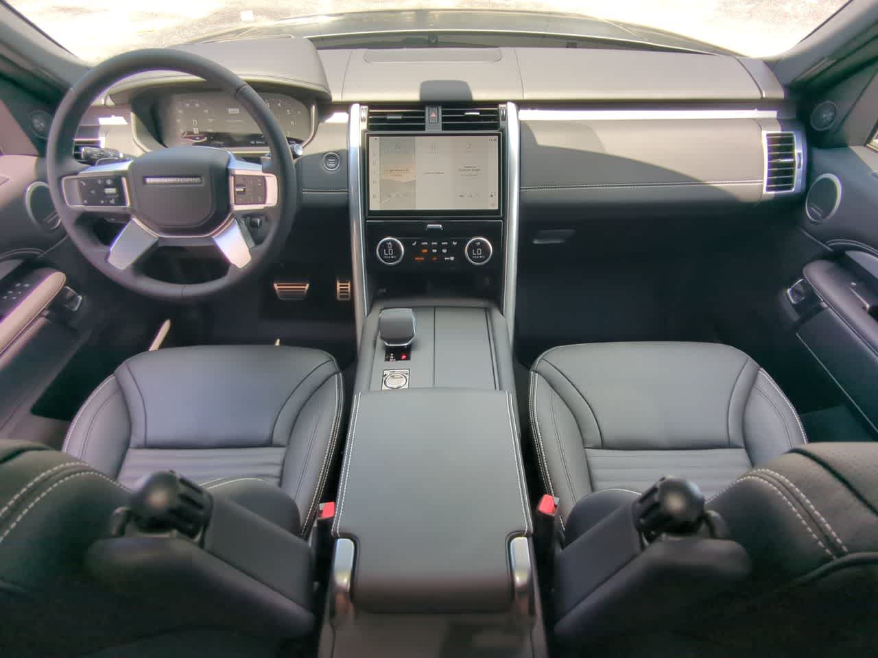 Thumbnail: 2026 Land Rover Discovery - 16
