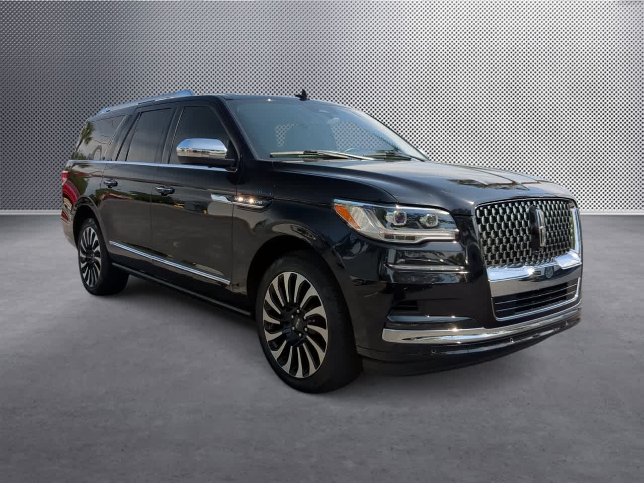 Thumbnail: 2024 Lincoln Navigator L - 2