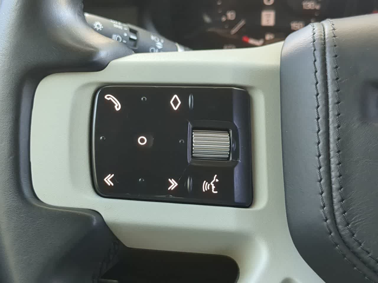 Thumbnail: 2023 Land Rover Defender - 25