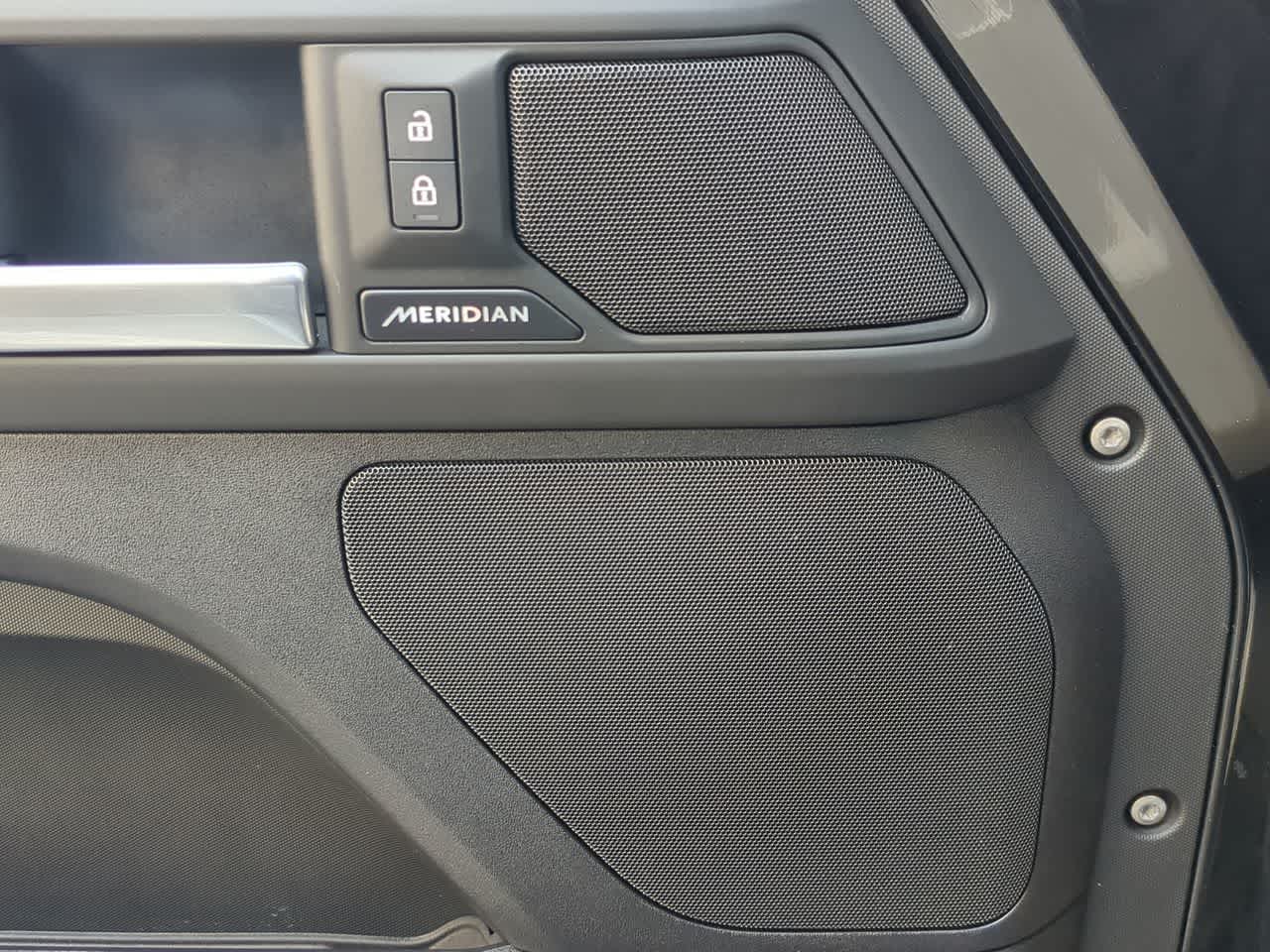 Thumbnail: 2025 Land Rover Defender - 32