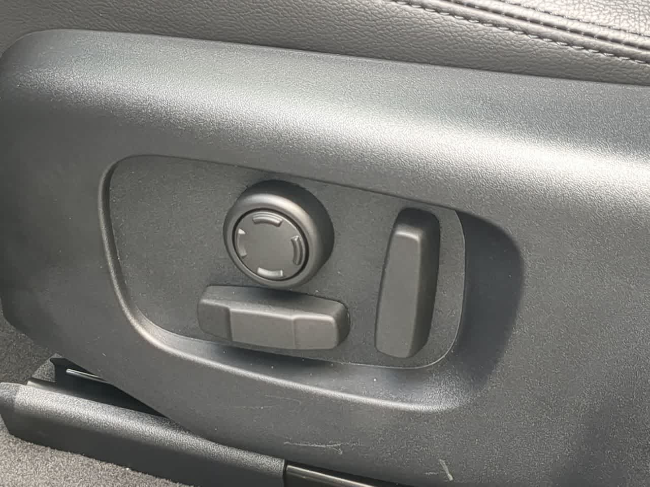 Thumbnail: 2026 Land Rover Range Rover Velar - 18