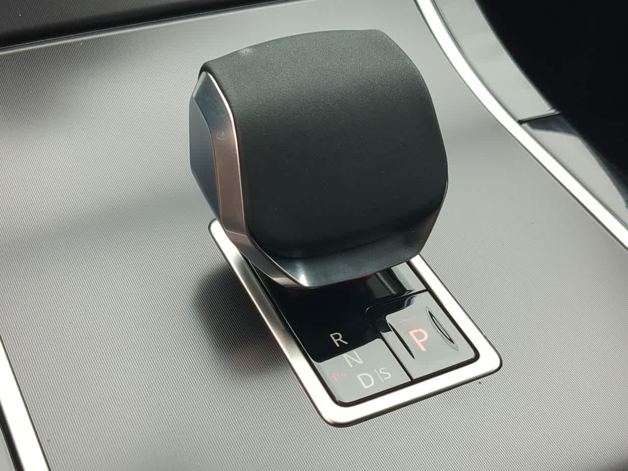 Thumbnail: 2026 Land Rover Range Rover Velar - 34