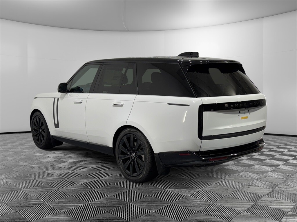 2025 Land Rover Range Rover SE photo 3