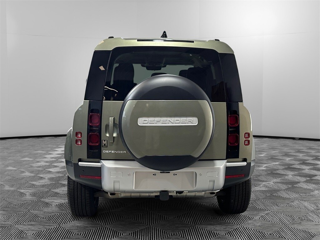 2024 Land Rover Defender 110 S photo 4