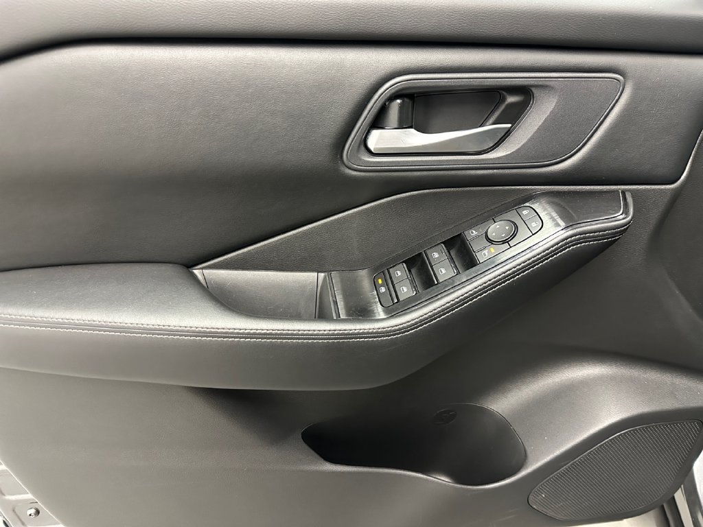 2025 Nissan Rogue SV - Photo 17