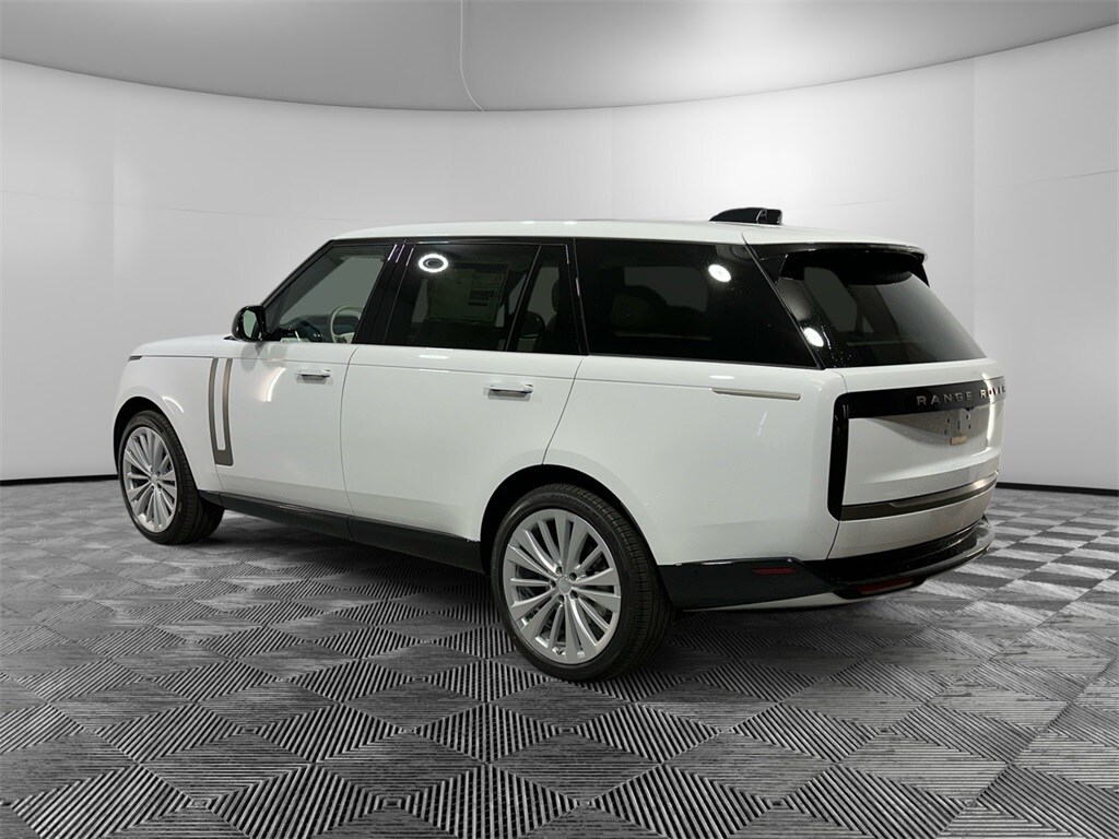 2025 Land Rover Range Rover SE photo 3